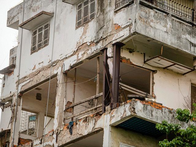 Tin tức trong ngày - Người dân "bán mạng", sống trong nhà tập thể cũ nứt toác, sắp sập