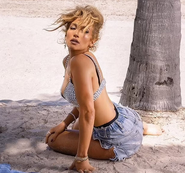 "Siêu vòng 3" Jennifer Lopez xứng danh "quả bom di động" nhờ hình thể đỉnh cao tuổi 52 - 2