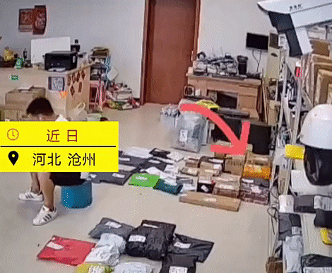 Chủ cửa hàng giật mình phát hoảng khi nghe thấy tiếng động lớn phát ra từ đằng sau. 