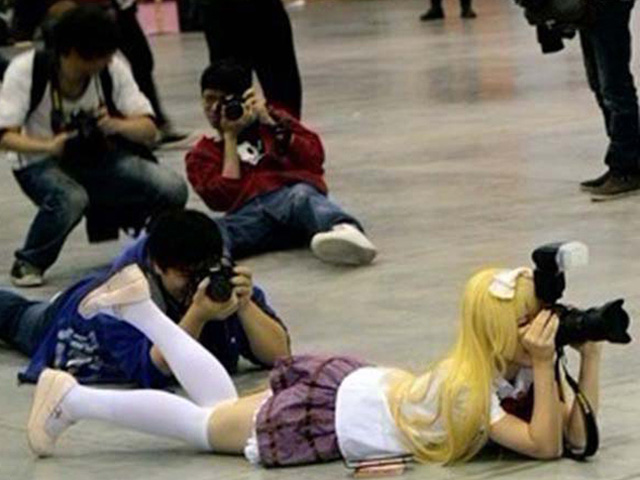 Tranh vui - Cười ngất với muôn kiểu tư thế "lạ" của các nhiếp ảnh gia