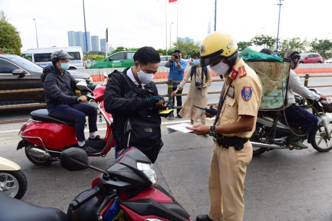 Không ký vào biên bản xử phạt, người vi phạm vẫn phải nộp phạt. Ảnh: HOÀNG GIANG