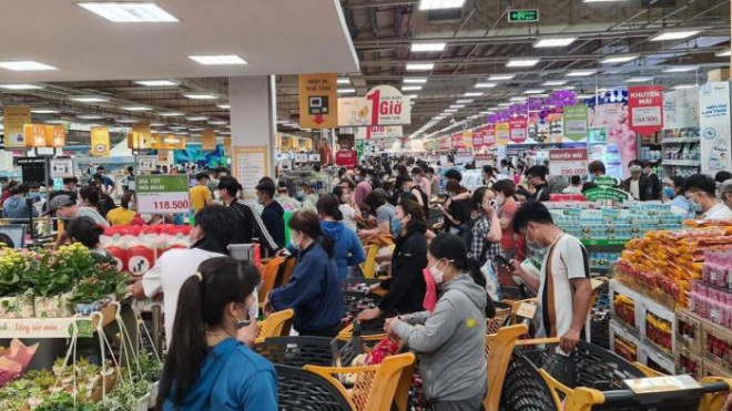 Người dân xếp hàng chờ thanh toán tại một siêu thị