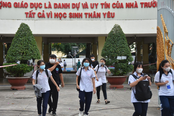 Thí sinh sau giờ thi môn văn sáng ngày 7-7 (Ảnh: TẤN THẠNH)