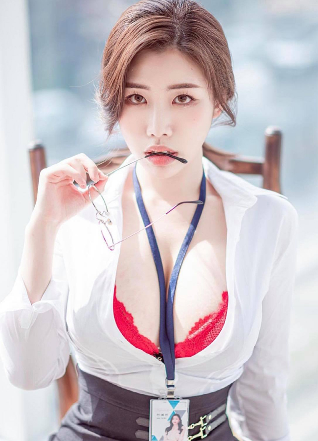 Yebin được biết đến là người mẫu nội y có tiếng tại Hàn Quốc.
