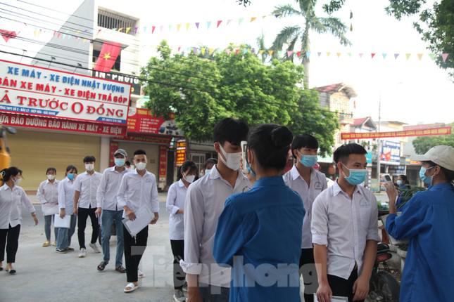 Đo thân nhiệt cho thí sinh trước khi vào điểm thi ở tỉnh Bắc Giang