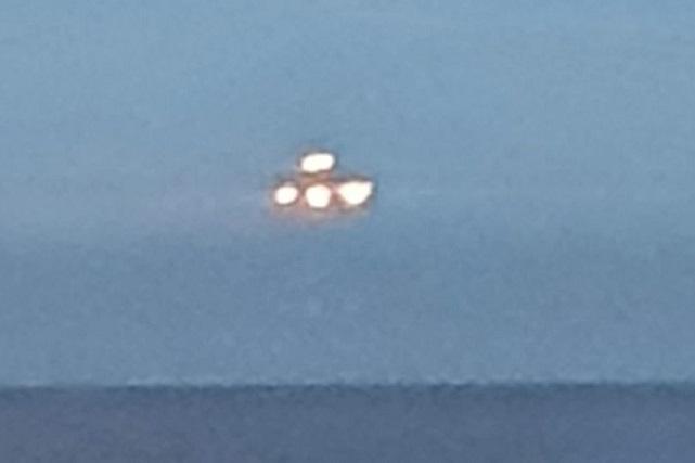 UFO hình tam giác phát sáng bị phát hiện lơ lửng trên bờ biển Anh.