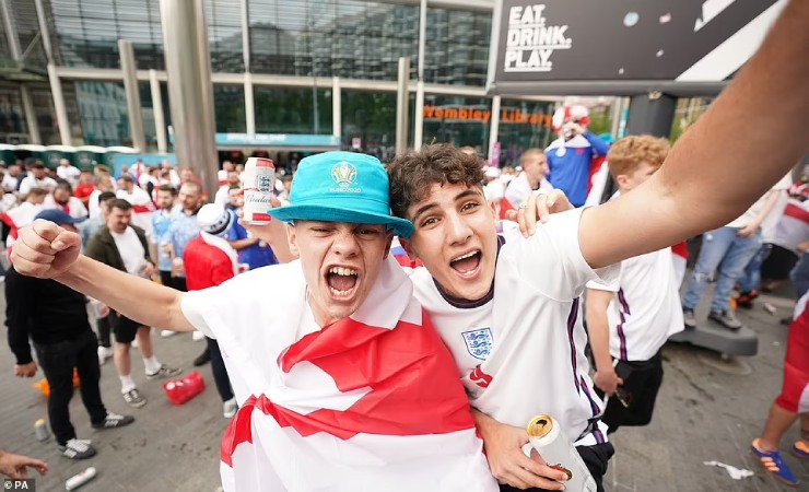 Kinh ngạc fan cuồng ĐT Anh ăn mừng: 4,5 triệu lít bia rượu hết nhẵn, làm trò liều mạng - 10