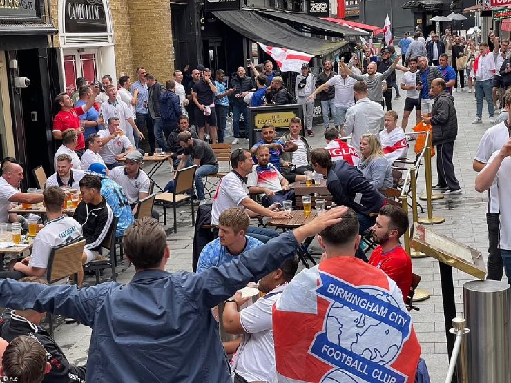 Người hâm mộ đều tin
vào chiến thắng cho ĐT Anh