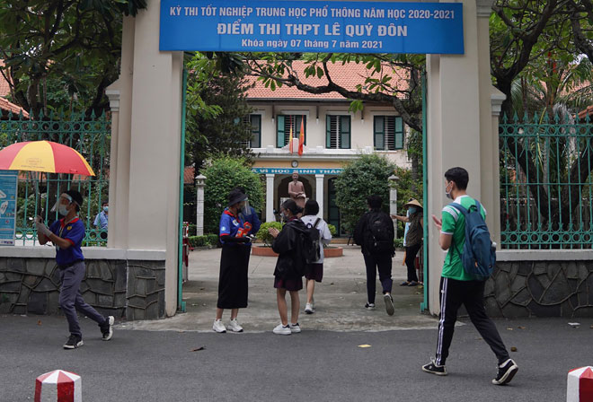Thí sinh tới điểm thi Trường THPT Lê Quý Đôn (quận 3) để tiếp tục thi môn Toán trong chiều 7/7. Ảnh: Hồng Lam
