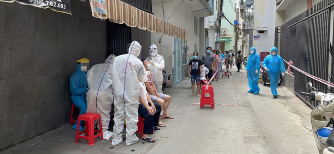Ngành y tế lấy mẫu xét nghiệm tại hai con hẻm trên đường Âu Cơ, quận Tân Bình