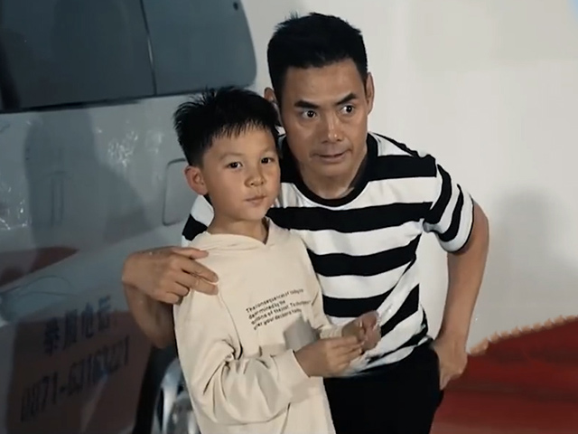 Cười 24H - Cậu bé vẽ bậy lên ô tô người khác không bị phạt mà còn được cho tiền