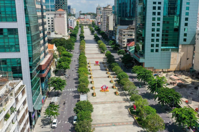 Đường phố Sài Gòn vắng vẻ trong những ngày giãn cách theo Chỉ thị 10