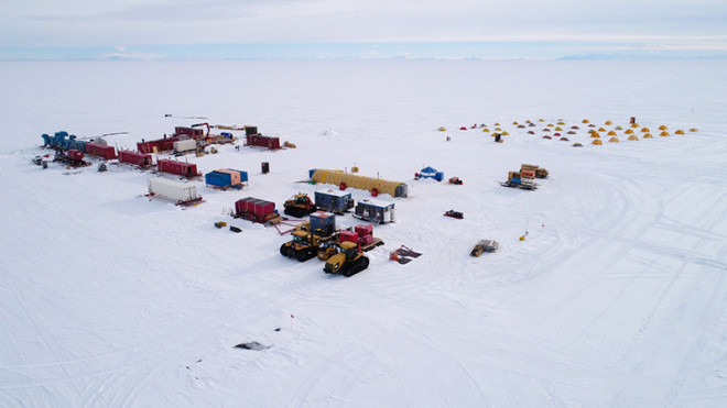 Trại nghiên cứu của nhóm khoa học gia tại Nam Cực, bên dưới đó là cả một cộng đồng vi sinh vật phong phú sống trong hồ ngầm lạnh giá - Ảnh: NEW SCIENTIST