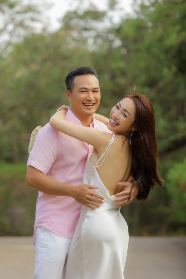 Một sao nam Việt khác cũng kết hôn với bà xã kém 16 tuổi, là nam diễn viên Chi Bảo. Sau khi đăng ký kết hôn với Lý Thùy Chang, Chi Bảo quyết định từ giã sự nghiệp diễn xuất, để tập trung vào công việc kinh doanh.
