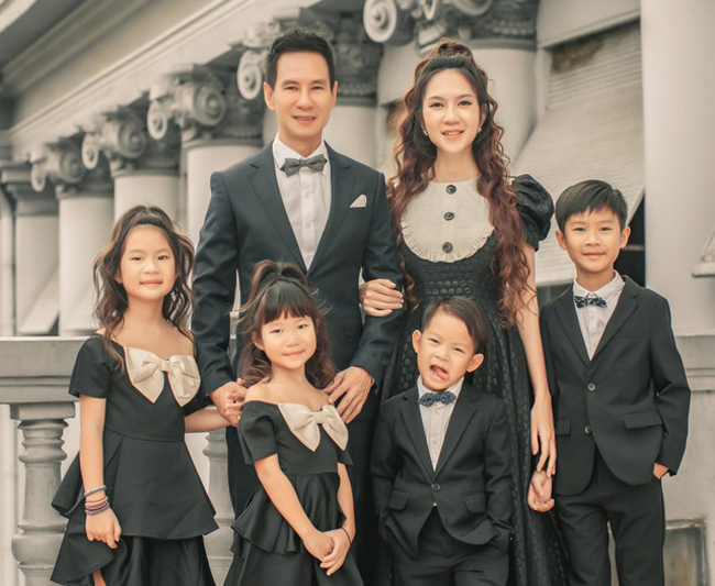 Cặp đôi hạnh phúc bên 4 người con. Nhan sắc của Minh Hà được khen ngợi trẻ đẹp dù trải qua nhiều lần sinh nở.

