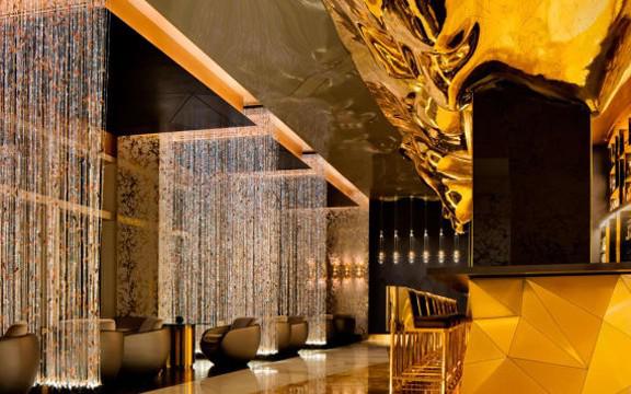 Quầy bar được dát vàng 24K nằm trên tầng 27 trong khách sạn Burj Al Arab.