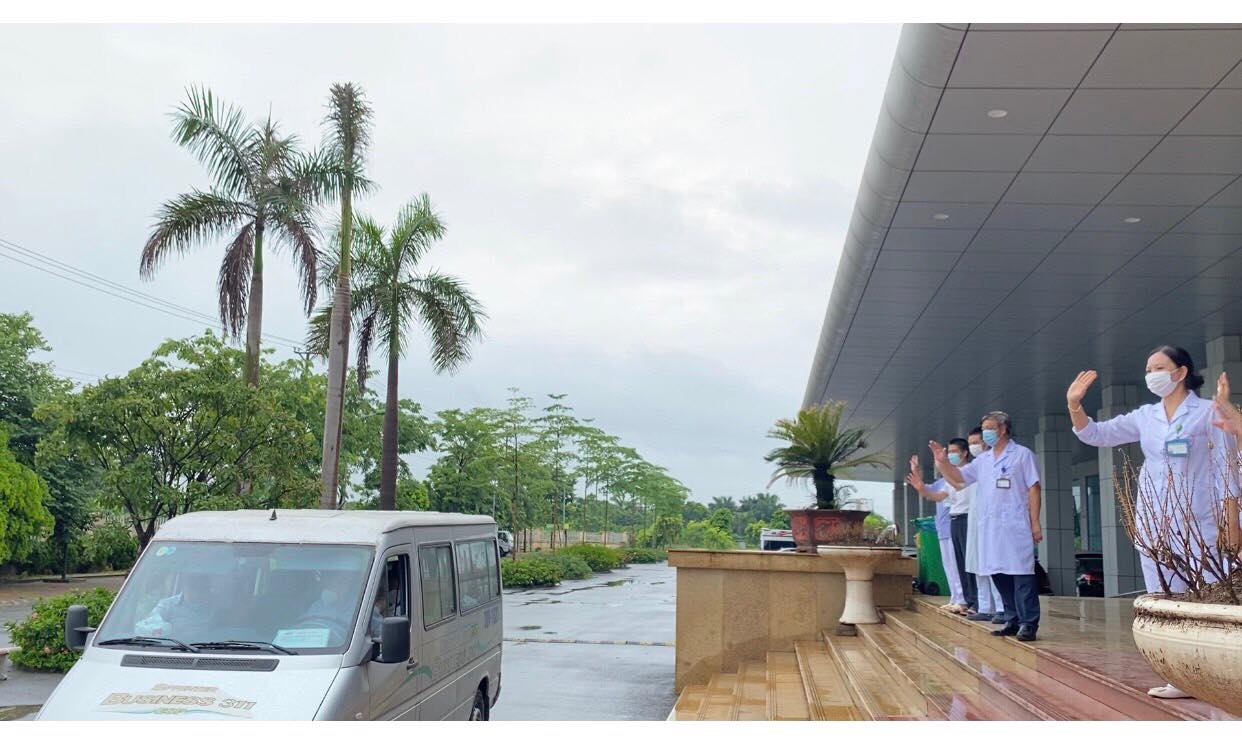 30 nhân viên y tế BV Bệnh Nhiệt đới Trung ương lên đường hỗ trợ TP.HCM chống dịch - 3