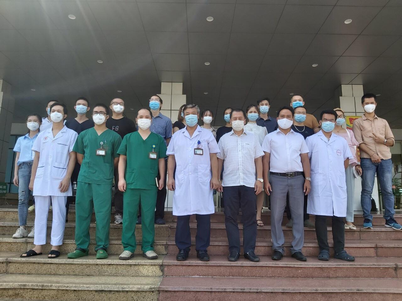 30 nhân viên y tế BV Bệnh Nhiệt đới Trung ương lên đường hỗ trợ TP.HCM chống dịch - 1