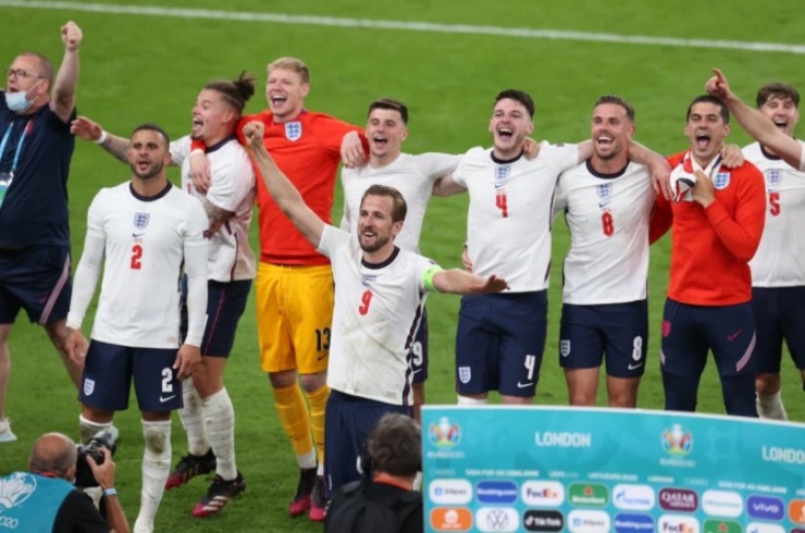 Harry Kane và đồng
đội tiến tới các góc khán đài chia vui cùng fan