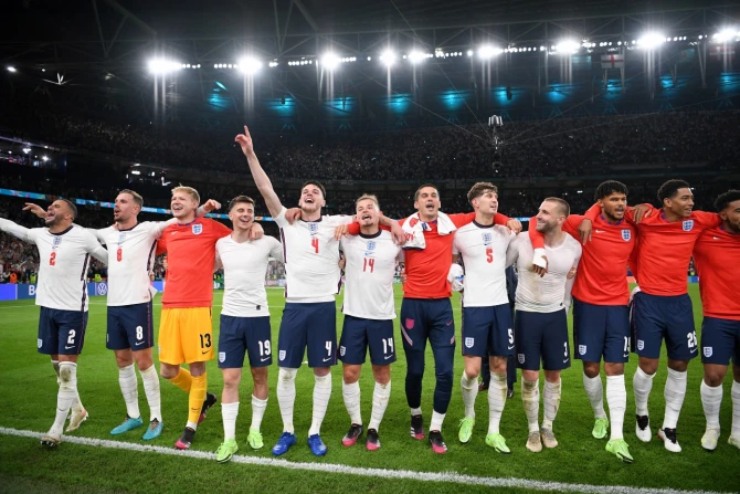 Khi trọng tài nổi hồi
còi mãn cuộc, bữa tiệc ăn mừng chiến tích vào chung kết EURO của ĐT
Anh cũng bắt đầu