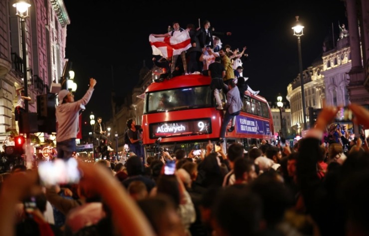 Trên các
đường phố, bữa tiệc ăn mừng chiến thắng cũng diễn ra sôi động không
kém. Người hâm mộ thậm chí còn leo lên nóc xe bus 2 tầng, cùng nhau
diễu hành qua các con phố