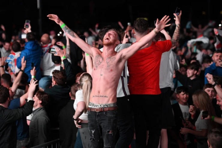 Một fan "cuồng" cởi
trần, để lộ hình xăm hầm hố