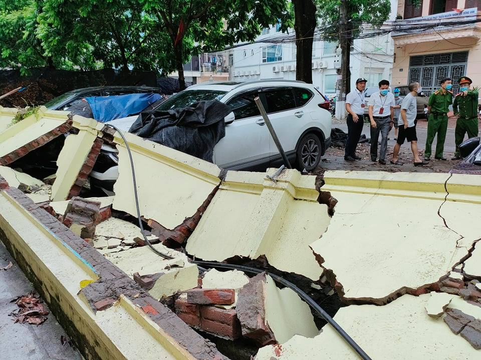 Hà Nội: Bức tường đổ sập, đè hàng loạt ô tô trên vỉa hè - 3