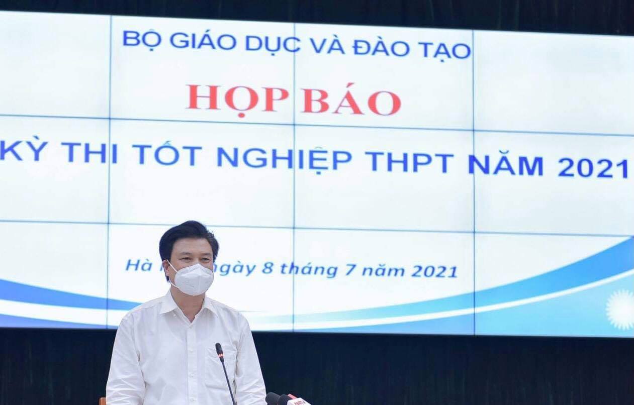 Thứ trưởng Nguyễn Hữu Độ chủ trì họp báo.