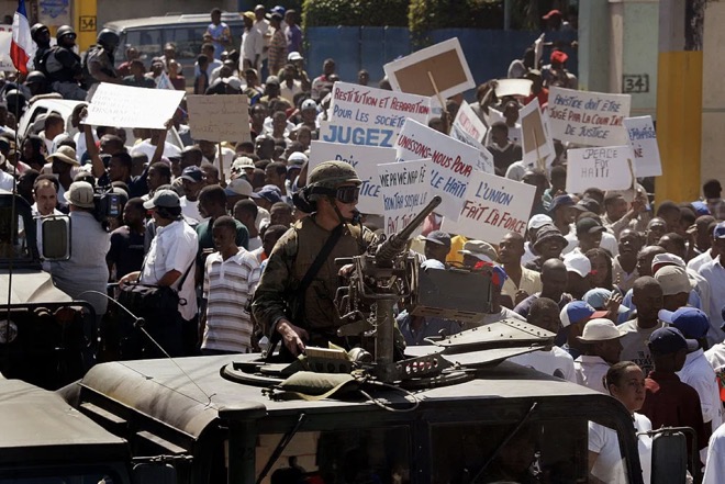 Lính thủy đánh bộ Mỹ tuần tra ở Haiti năm 2004.