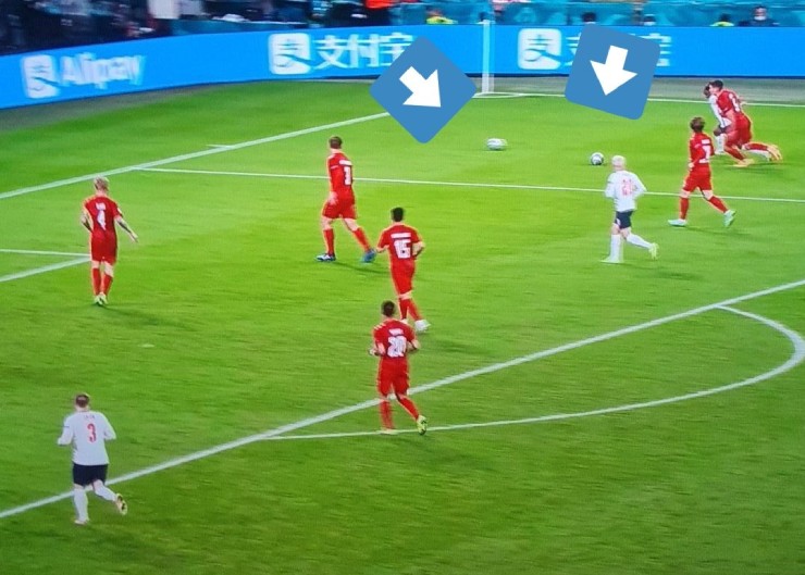 Khoảnh khắc 2 trái bóng cùng xuất hiện trên sân ngay trước khi ĐT Anh được hưởng phạt đền