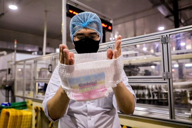 Chuyên gia người Nhật kiểm tra chất lượng sản phẩm bỉm Goldgi trước khi đóng gói tại nhà máy sản xuất số 2 Alloves Hygienic Products Co.,Ltd