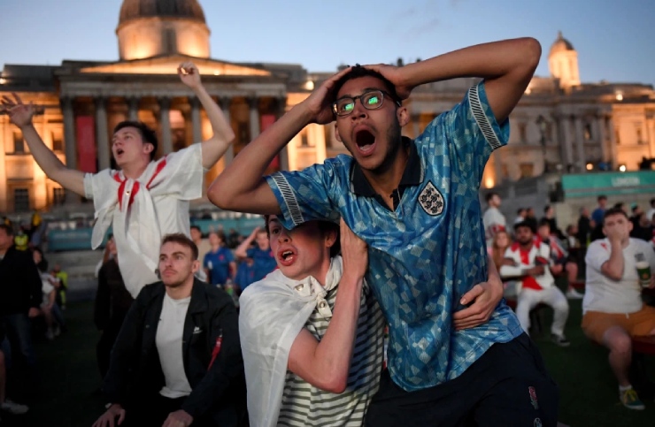 Người hâm mộ vỡ òa sau
khi trọng tài nổi hồi còi kết thúc 120 phút thi đấu nghẹt thở