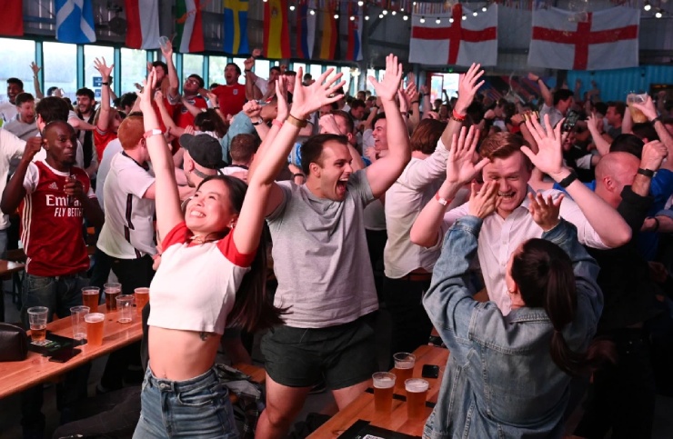 Tuy nhiên chỉ 9 phút sau, "Tam
sư" đã gỡ hòa nhờ phản lưới của Kjaer