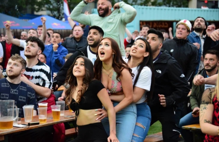 Fan nữ xinh đẹp của ĐT Anh