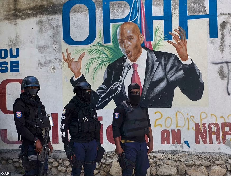 Cảnh sát Haiti canh gác gần dinh thự riêng của Tổng thống. Ảnh: AP