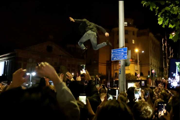 Một nam CĐV Anh quá phấn khích đến
nỗi nhảy từ cột điện xuống đất rất nguy hiểm 