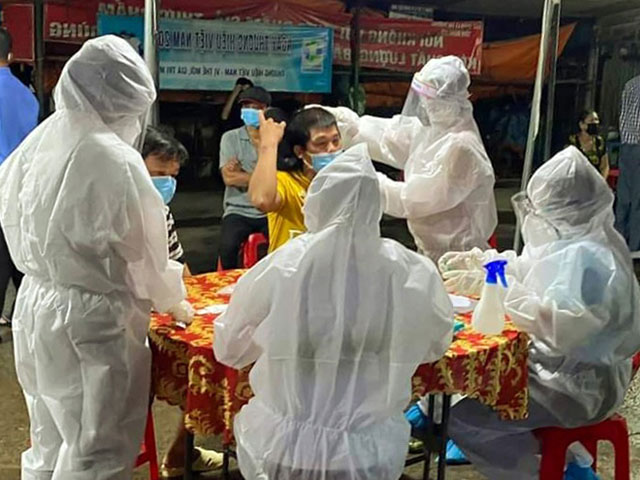 Lấy mẫu xét nghiệm cho tiểu thương tại chợ cá Hóa An (TP.Biên Hòa)