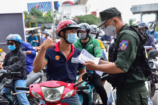 Lực lượng chức năng kiểm tra giấy xét nghiệm COVID-19 người dân từ TP.HCM vào Đồng Nai trong chiều 8/7. Ảnh: Hồng Lam