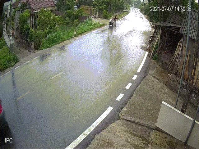 Ô tô - Vào cua tốc độ cao, tài xế container "đo đường"