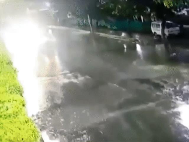 Ô tô - Ô tô lao tốc độ kinh hoàng dưới trời mưa, húc "tan tành" chiếc xe phía trước