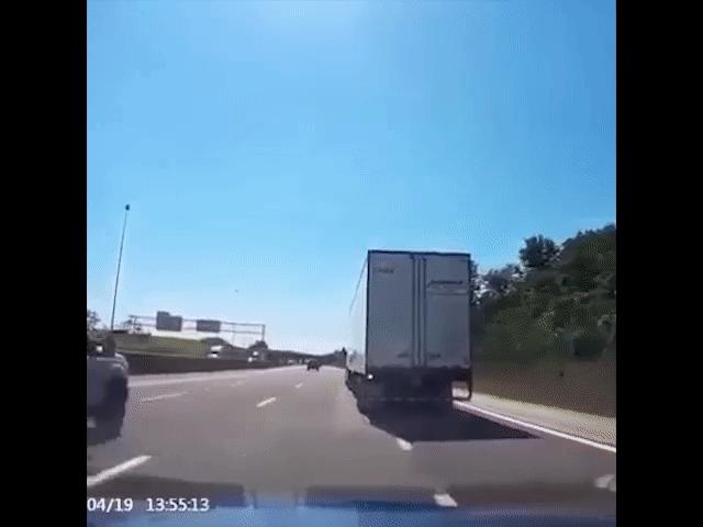 Ô tô - Tấm gỗ "bay" đâm xuyên kính lái ô tô đang chạy trên đường