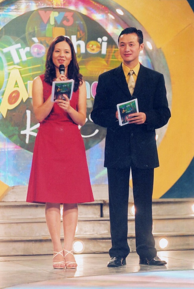 Diễm Quỳnh - Anh Tuấn từng được xem là cặp đôi dẫn chương trình ăn ý nhất của VTV khi đồng hành cùng nhau trong "Trò chơi âm nhạc", "Quán thanh xuân"... Không chỉ ăn ý trong công việc, ngoài đời thường họ cũng là hai người bạn rất thân thiết.
