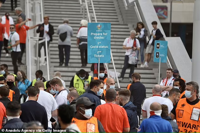 Dù lập tới 2 bước kiểm soát nhưng trận đấu bán kết giữa Anh và Đan Mạch vẫn có hàng trăm người không vé tràn vào sân