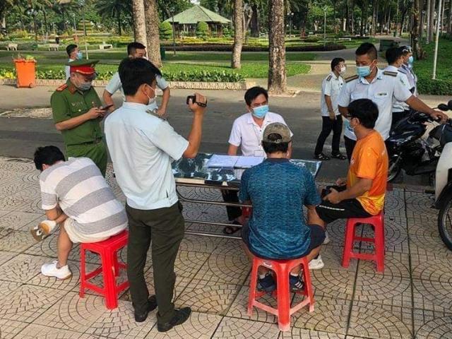 Tin tức trong ngày - Tập thể dục trong công viên ở Sài Gòn, 3 người bị phạt tiền triệu