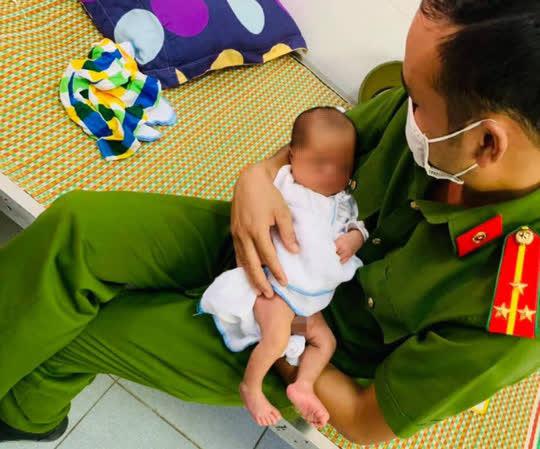 Cháu bé khoảng 10 ngày tuổi bị bỏ rơi đang được chăm sóc tại trạm y tế xã - Ảnh: Cơ quan chức năng cung cấp