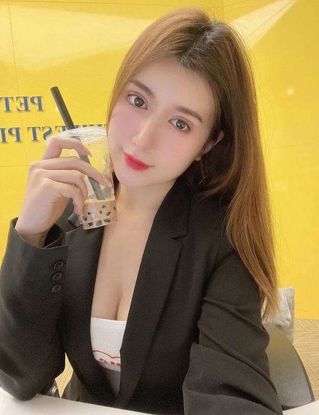 "Ăn mặc sexy chắc gì đã là gái hư. Hư hay ngoan là ở tính cách, là cách nuôi dạy của cha mẹ, là môi trường sống cũng như các mối quan hệ xung quanh và tự bản thân hình thành. Mình không bao giờ đánh giá ai đó chỉ qua vẻ ngoài của người ta. Giống như mình, trên mạng mình đăng ảnh sexy vì đó là công việc và sở thích. Mình không cảm thấy điều đó có gì là sai trái hết cả. Vậy nên không phải lúc nào "cởi" cũng là hư hỏng", cô nói.