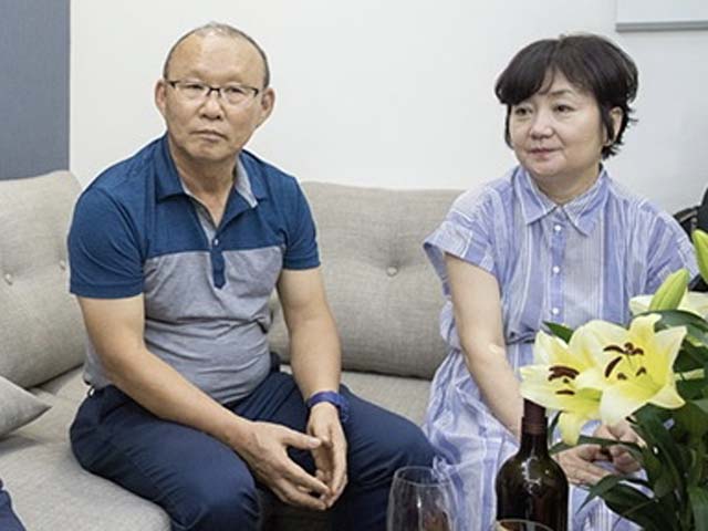 HLV Park Hang-seo và vợ là bà Choi Sang-a sẽ quay trở về Hàn Quốc chịu tang người thân