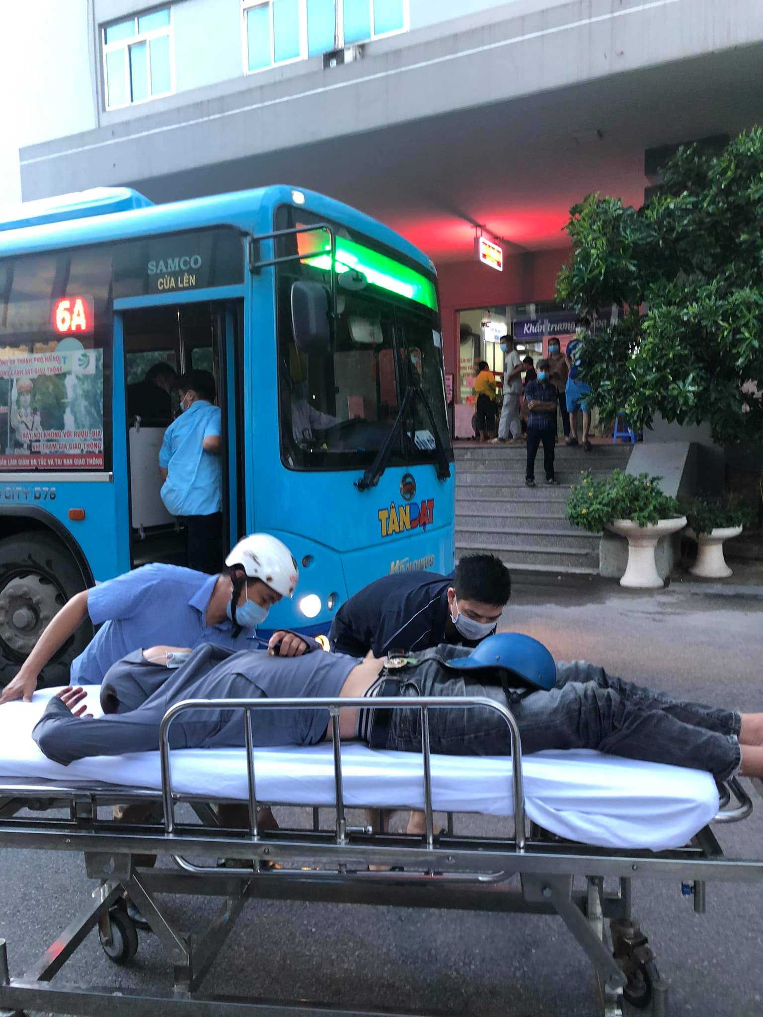 Nam thanh niên bị tai nạn được tài xế xe buýt đưa đi cấp cứu.