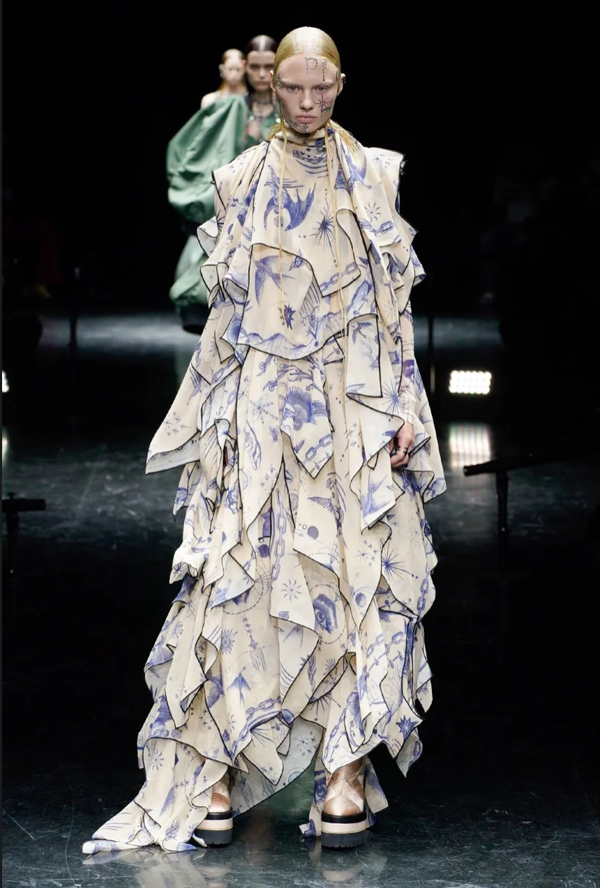 Jean Paul Gaultier và sự trở lại sàn catwalk huy hoàng, ấn tượng - 2