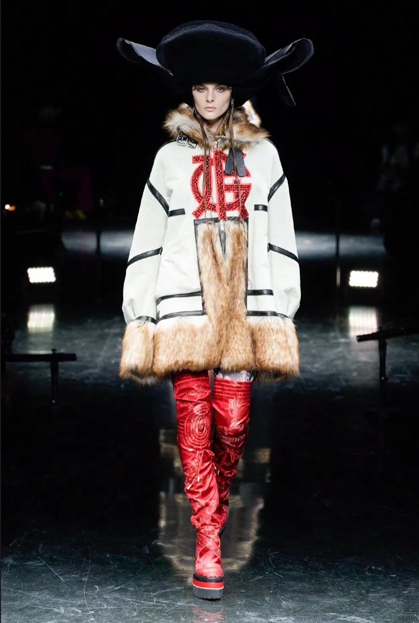 Jean Paul Gaultier và sự trở lại sàn catwalk huy hoàng, ấn tượng - 4